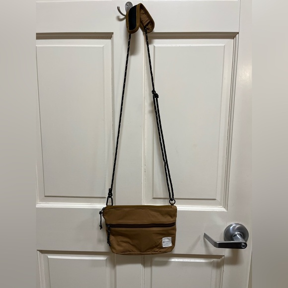 Lululemon patch logo crossbody - Bold beige - Picture 2 of 8